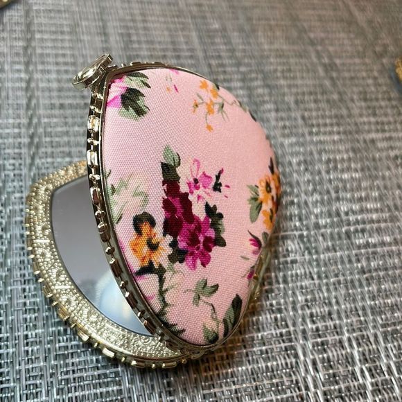 #11 Retro Floral Heart Compact Mirror - Picture 5 of 10